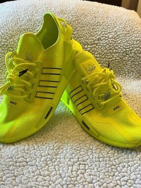RARE ✨ Adidas 2021 NMD R1 V2 J Solar
Yellow
